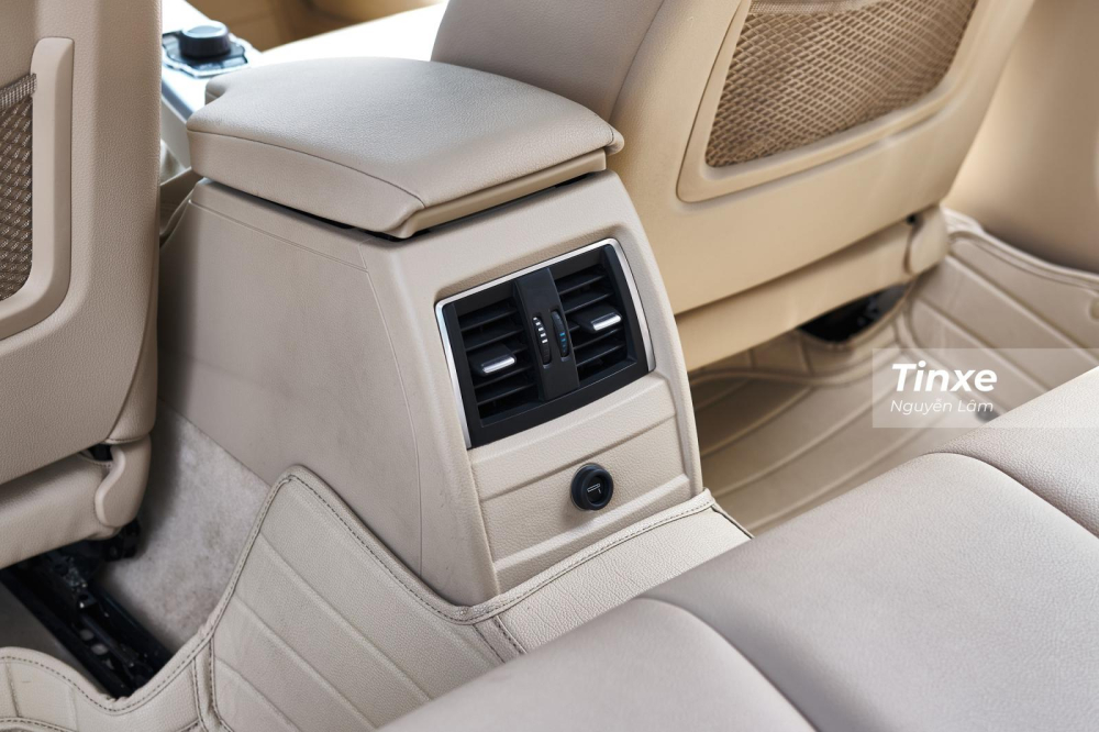 Cửa gió điều hòa cho hàng ghế thứ 2 với lớp da bọc xung quanh đã có phần xỉn màu Cửa gió điều hòa cho hàng ghế thứ 2 với lớp da bọc xung quanh đã có phần xỉn màu