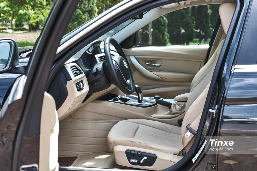 Ghế lái của xe có chức năng chỉnh điện, nhớ ghế 2 vị trí Ghế lái của xe có chức năng chỉnh điện, nhớ ghế 2 vị trí