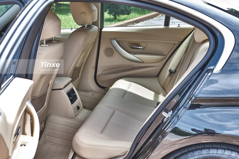 Với chiều dài cơ sở đạt mức 2.810 mm, hàng ghế thứ 2 của BMW 320i 2016 vẫn có không gian ngồi rộng rãi Với chiều dài cơ sở đạt mức 2.810 mm, hàng ghế thứ 2 của BMW 320i 2016 vẫn có không gian ngồi rộng rãi