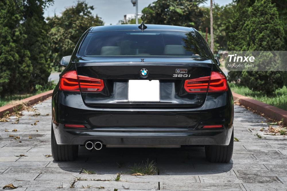 Cản sau cũng ít có dấu hiệu xước xát, hệ thống ống xả kép đặt lệch 1 bên Cản sau cũng ít có dấu hiệu xước xát, hệ thống ống xả kép đặt lệch 1 bên