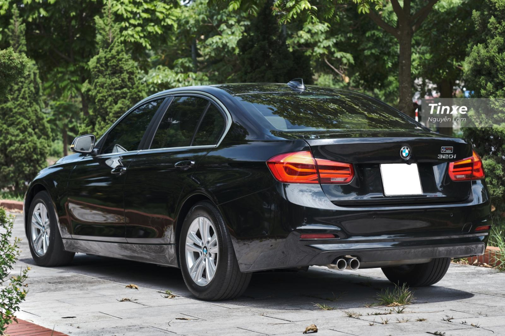 Kích thước tổng thể của BMW 320i 2016 là 4.633 x 2.031 x 1.429 mm (D x R x C) Kích thước tổng thể của BMW 320i 2016 là 4.633 x 2.031 x 1.429 mm (D x R x C)