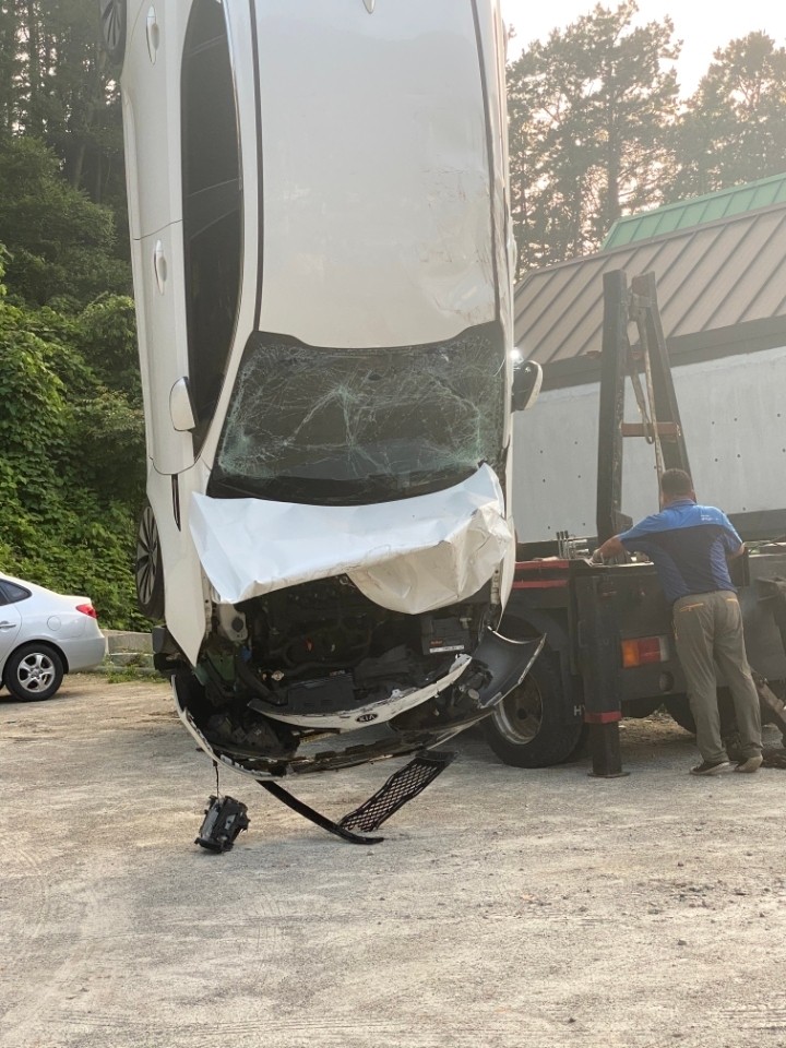 Chiếc Kia K5 được cẩu ra khỏi hiện trường vụ tai nạn