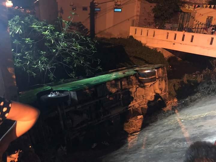 Chiếc xe khách này chở các em học sinh lớp 12 đi chụp ảnh kỷ yếu về Chiếc xe khách này chở các em học sinh lớp 12 đi chụp ảnh kỷ yếu về