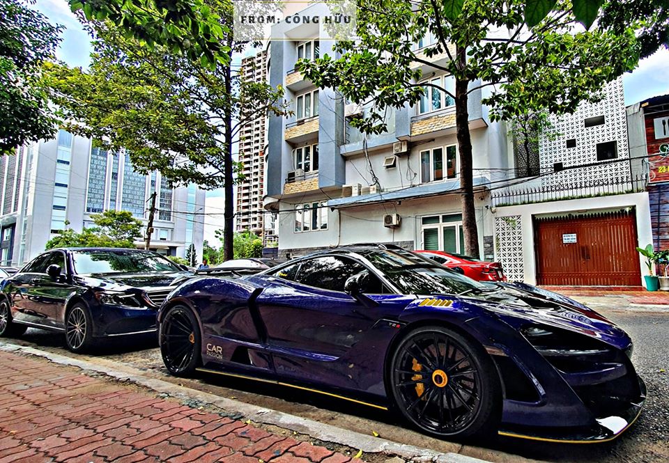 Logo Car Passion màu trắng nổi bật bên hông xe và ngoại thất xe còn có nhiều chi tiết được tạo điểm nhấn bằng viền màu vàng Logo Car Passion màu trắng nổi bật bên hông xe và ngoại thất xe còn có nhiều chi tiết được tạo điểm nhấn bằng viền màu vàng