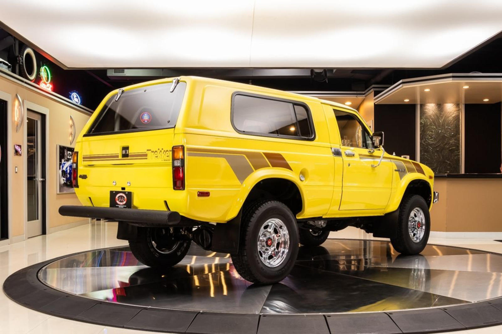 Phía sau của Toyota Trekker 1981