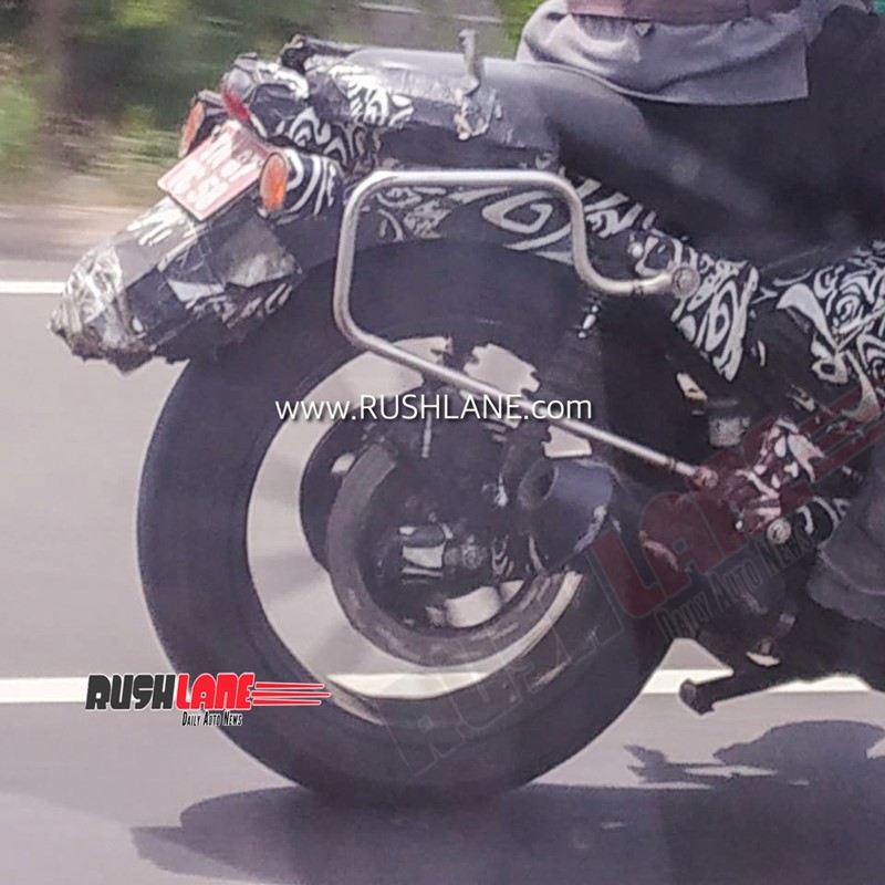 Xe được trang bị phanh đĩa trước sau, vành đúc hợp kim giống Royal Enfield Meteora 350