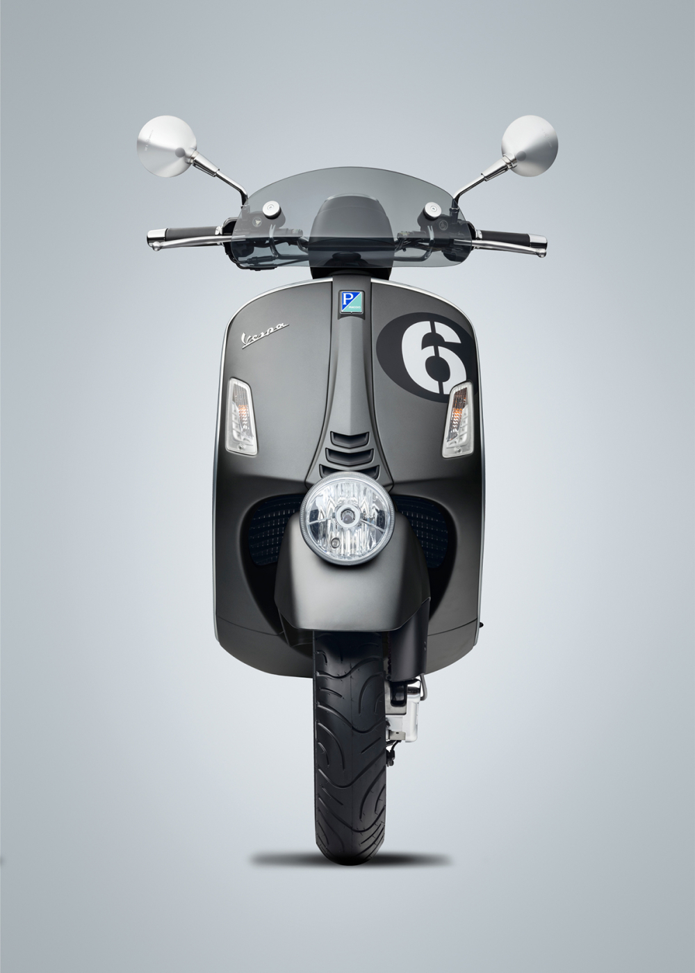 Bộ tem số 6 được gắn nổi bật ngay đầu xe Vespa GTV Sei Giorni II.