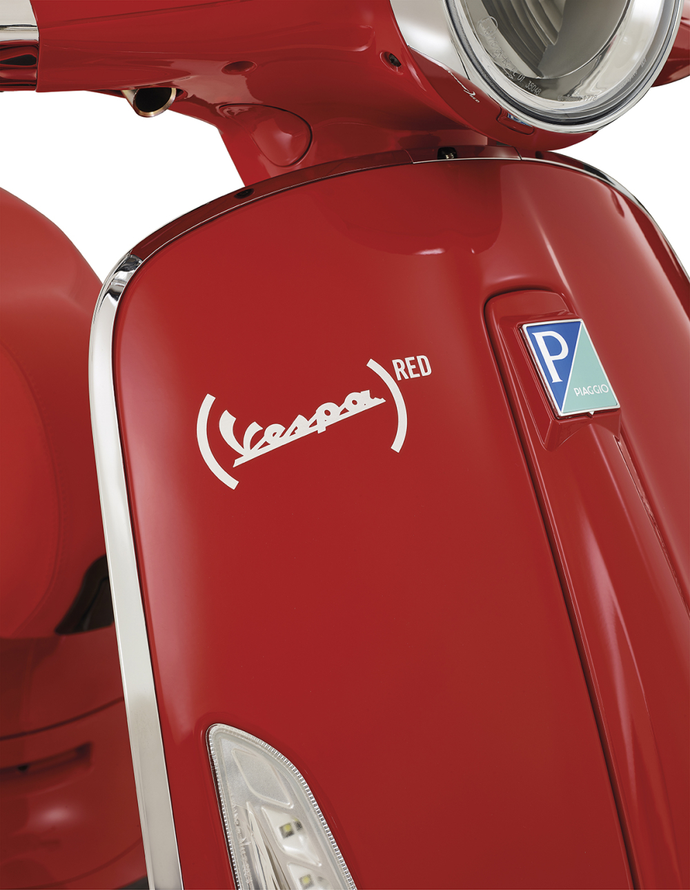 Logo Vespa RED đặt ngay yếm trước đầu xe.