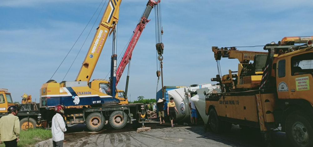 2 xe cẩu được điều đến hiện trường vụ tai nạn