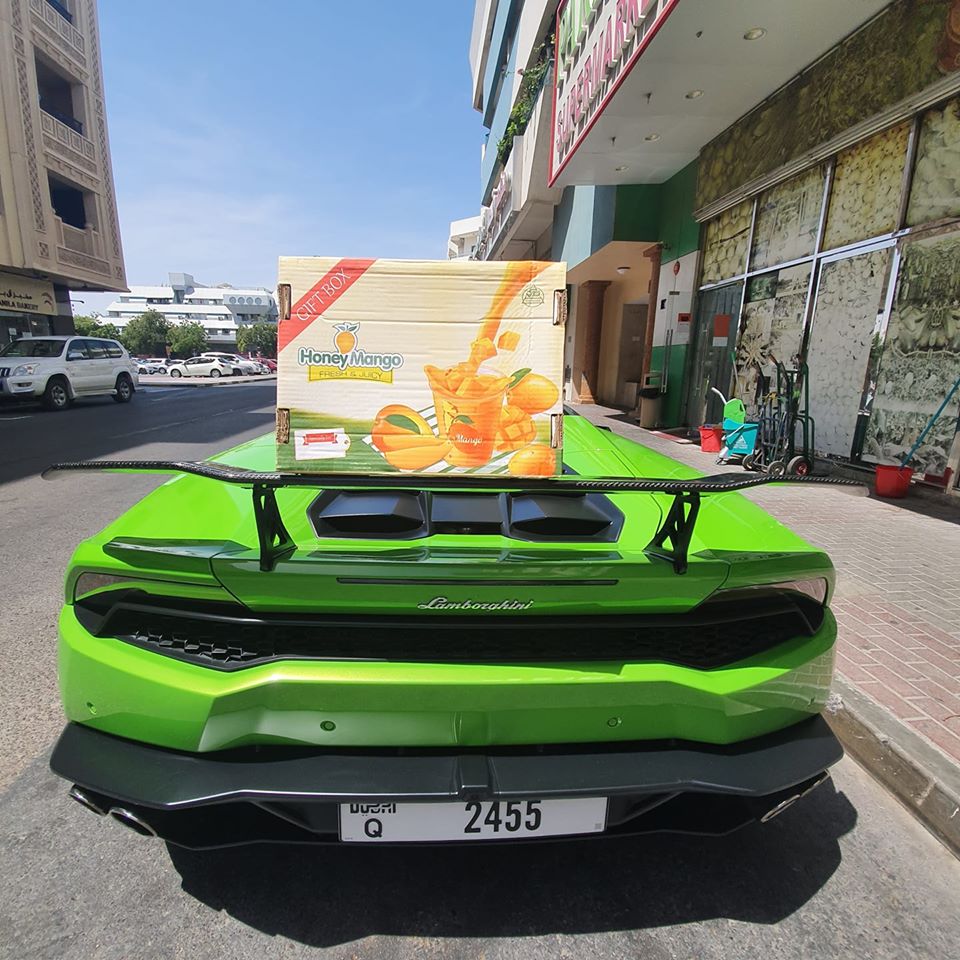 Chiếc Lamborghini Huracan LP580-2 Spyder n&agrave;y được trang bị c&aacute;nh gi&oacute; đu&ocirc;i độ bằng carbon