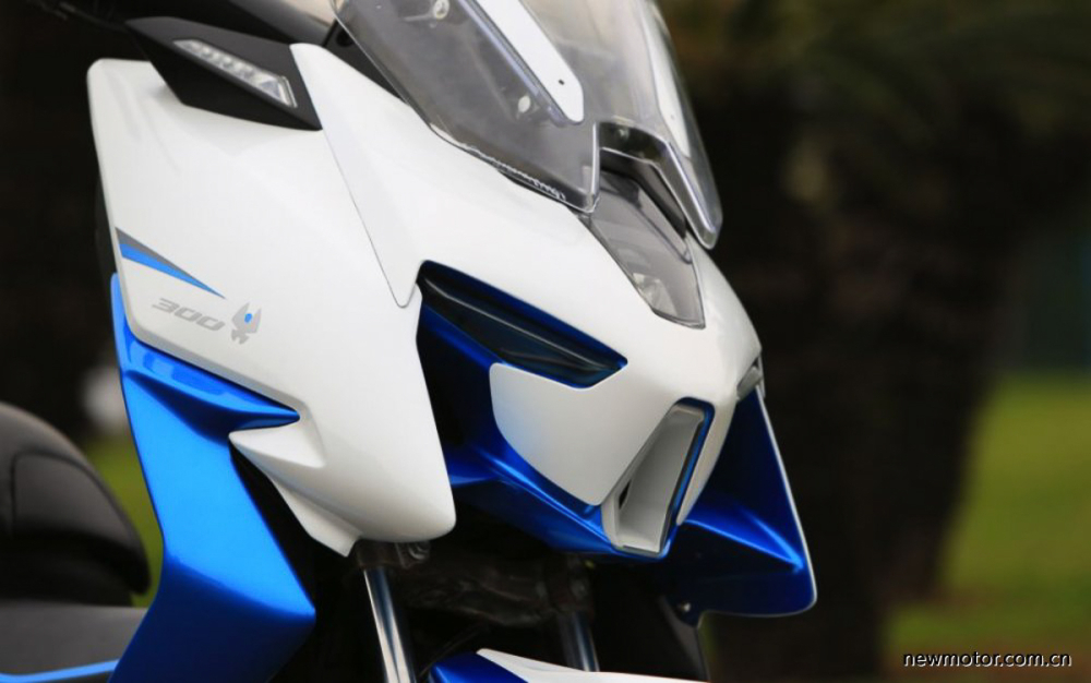 Thiết kế đầu xe Zontes ST300T-M gợi nhớ đến rôbốt Gundam