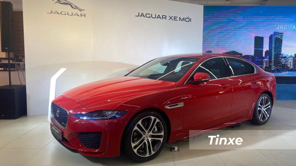 Jaguar XE 2020 trong buổi ra mắt diễn ra tại Tp. Hồ Ch&iacute; Minh