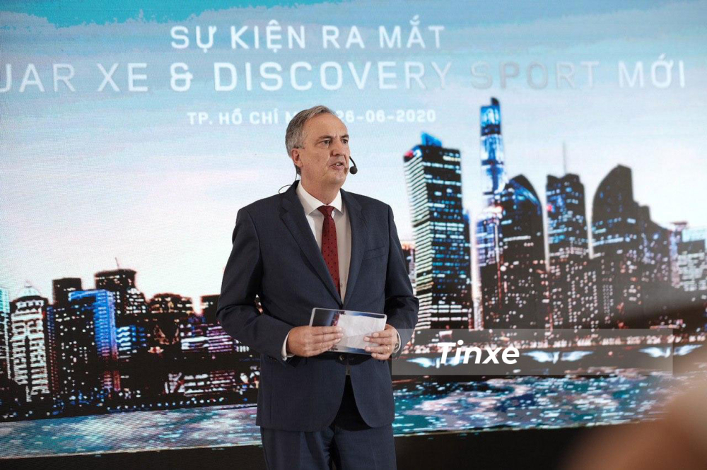 &Ocirc;ng Edwin Meijerman - Tổng gi&aacute;m đốc Jaguar Land Rover Việt Nam - ph&aacute;t biểu tại sự kiện ra mắt 2 mẫu xe