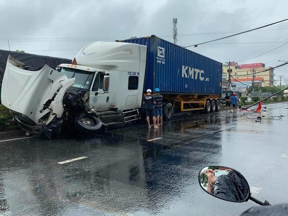 Chiếc xe container bị hỏng nặng phần đầu xe