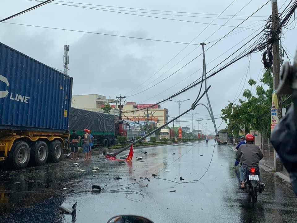 Cột đèn nằm đổ ngang ra đường