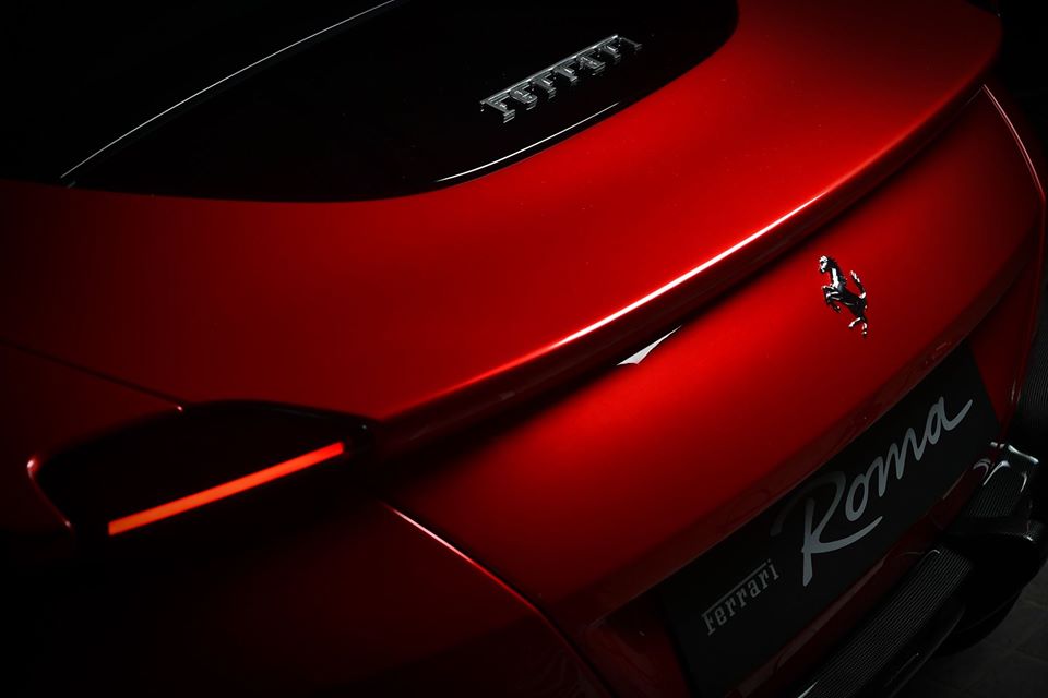 Bên cạnh đó siêu xe 4 chỗ ngồi Ferrari Roma còn có dải đèn LED rất đẹp mắt ở phía trước và đèn hậu đầy tinh tế. Tay nắm cửa của Ferrari Roma thiết kế hoàn toàn khác biệt so với các dòng xe ngựa chồm khác. Chủ nhân cần đẩy chốt cửa vào bên trong rồi mới mở được.