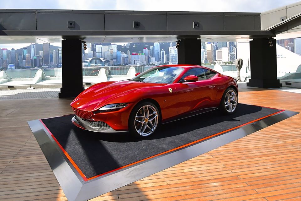 Giá xe Ferrari Roma tại Hồng Kông bắt đầu 2.998.000 đô la HKD, tương đương 9 tỷ đồng. Mức giá này chưa bao gồm các tuỳ chọn của khách hàng.