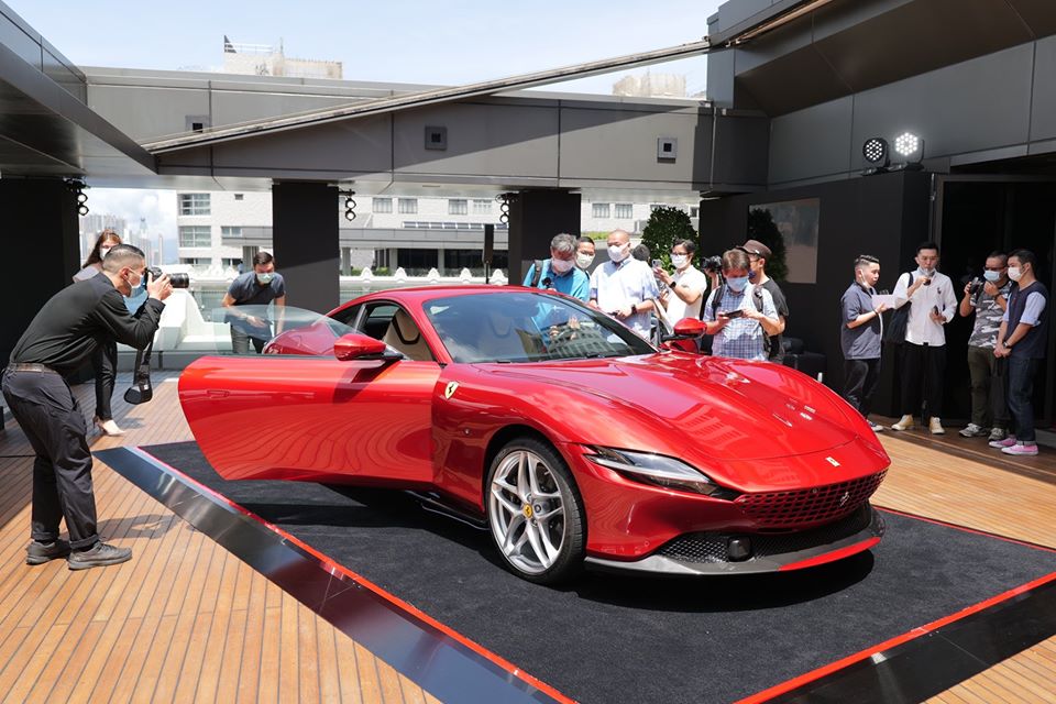 Siêu xe mới toanh Ferrari Roma lần đầu có mặt tại Hồng Kông sở hữu bộ áo đỏ rất nổi bật và ấn tượng, khác biệt hoàn toàn so với những chiếc Ferrari Roma được mang đến các nước châu Á giới thiệu gần đây.