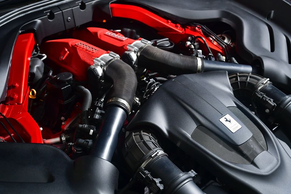 Hãng siêu xe Ý trang bị cho chiếc xe 4 chỗ ngồi Ferrari Roma động cơ V8, tăng áp, dung tích 3.9 lít, tạo ra công suất tối đa 620 mã lực và mô-men xoắn cực đại 760 Nm. Chiếc Coupe 2+ mới nhất của hãng siêu xe Ferrari được kết nối với hộp số ly hợp kép 8 cấp tương tự như Ferrari SF90 Stradale.