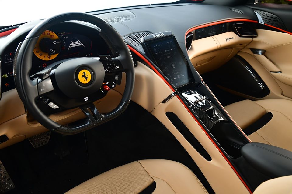 Bước vào bên trong khoang lái của siêu xe Ferrari Roma, mẫu siêu xe 4 chỗ ngồi có cụm màn hình giải trí đặt dọc