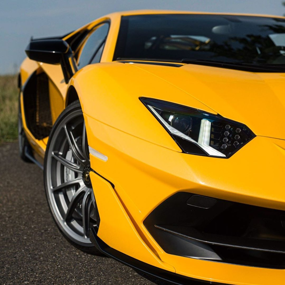 Đáng tiếc thay là thời gian tăng tốc từ vị trí xuất phát lên 100 km/h của Lamborghini Aventador SVJ không thể thấp hơn con số 2,8 giây của Đáng tiếc thay là thời gian tăng tốc từ vị trí xuất phát lên 100 km/h của Lamborghini Aventador SVJ không thể thấp hơn con số 2,8 giây của đàn anh Lamborghini Aventador SV tạo ra. Vận tốc tối đa của siêu xe hàng hiếm mới ra mắt cũng dừng lại ở con số 350 km/h.