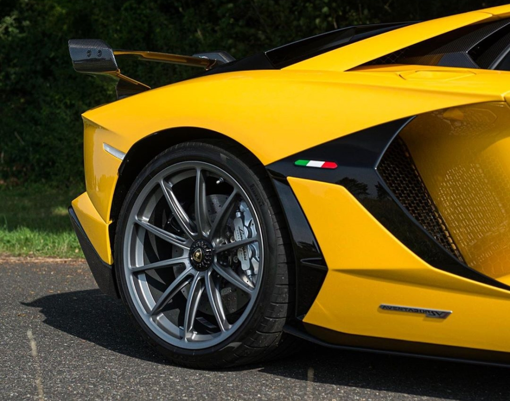 Bộ mâm theo chiếc siêu xe Lamborghini Aventador SVJ này có thiết kế 5 chấu kép sơn màu tối cùng kẹp phanh màu bạc. Bộ mâm theo chiếc siêu xe Lamborghini Aventador SVJ này có thiết kế 5 chấu kép sơn màu tối cùng kẹp phanh màu bạc.