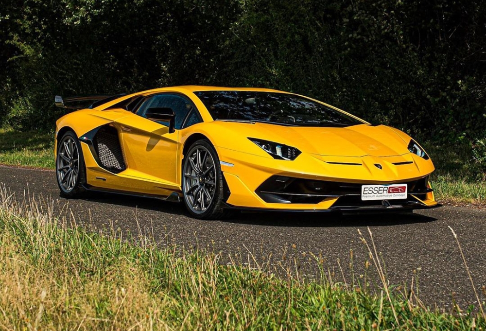 Cận cảnh diện mạo của siêu xe Lamborghini Aventador SVJ có màu sơn vàng đẹp mắt. Cận cảnh diện mạo của siêu xe Lamborghini Aventador SVJ có màu sơn vàng đẹp mắt.