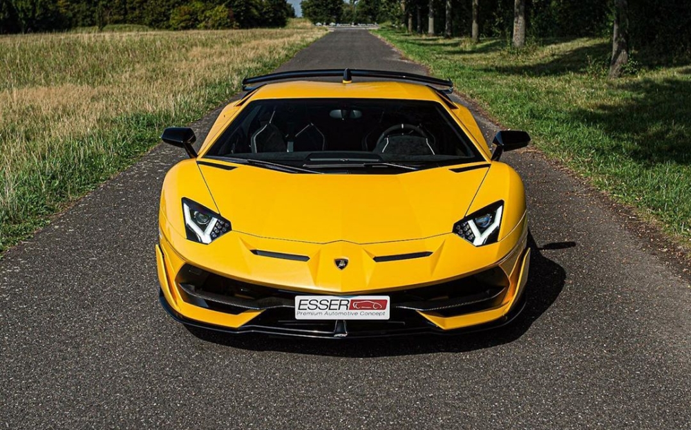 Ngoài màu sơn vàng, ngoại thất chiếc siêu xe Lamborghini Aventador SVJ này còn có nhiều chi tiết bằng carbon. Ngoài màu sơn vàng, ngoại thất chiếc siêu xe Lamborghini Aventador SVJ này còn có nhiều chi tiết bằng carbon.