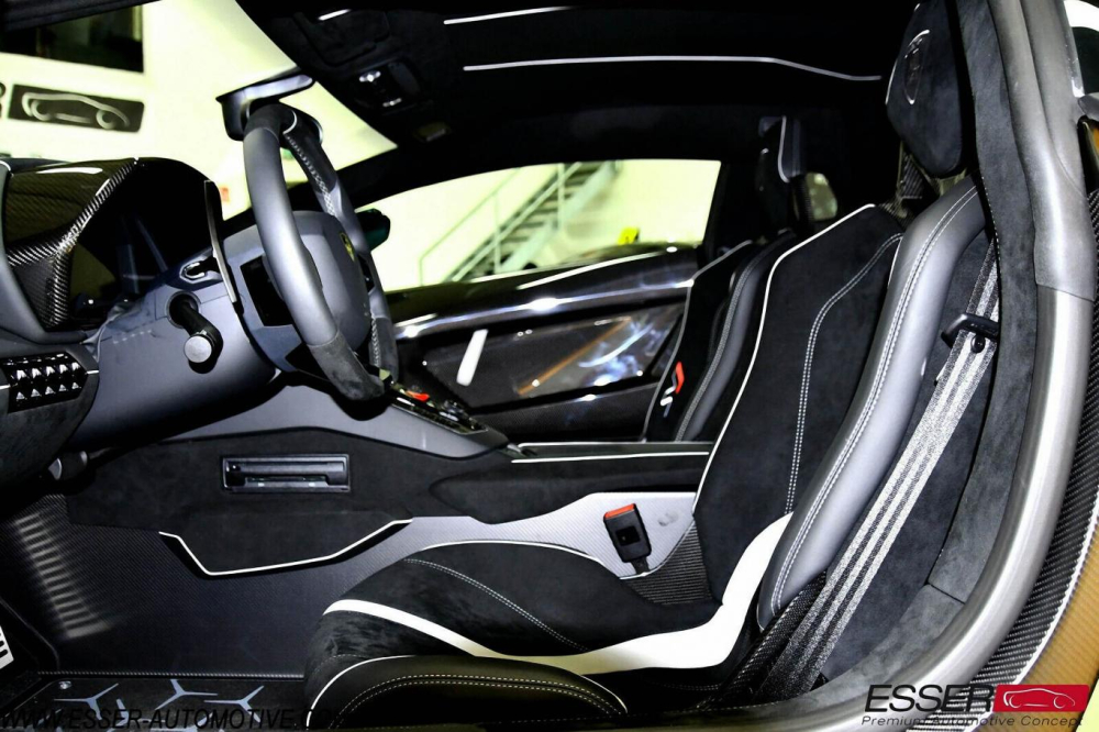 Khác với những chiếc Lamborghini Aventador SVJ màu vàng khác có nội thất đen-vàng, đen-đỏ hay đen-xanh, chiếc Lamborghini Aventador SVJ này được phối Khác với những chiếc Lamborghini Aventador SVJ màu vàng khác có nội thất đen-vàng, đen-đỏ hay đen-xanh, chiếc Lamborghini Aventador SVJ này được phối nội y màu đen của da Alcantara và sọc trắng cùng sợi carbon.