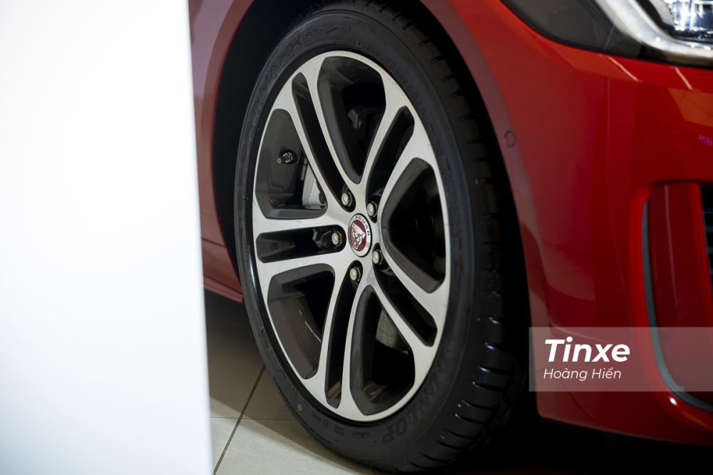 Jaguar XE 2020 có thể trang bị vành kích thước từ 18 inch đến 20 inch. Jaguar XE 2020 có thể trang bị vành kích thước từ 18 inch đến 20 inch.