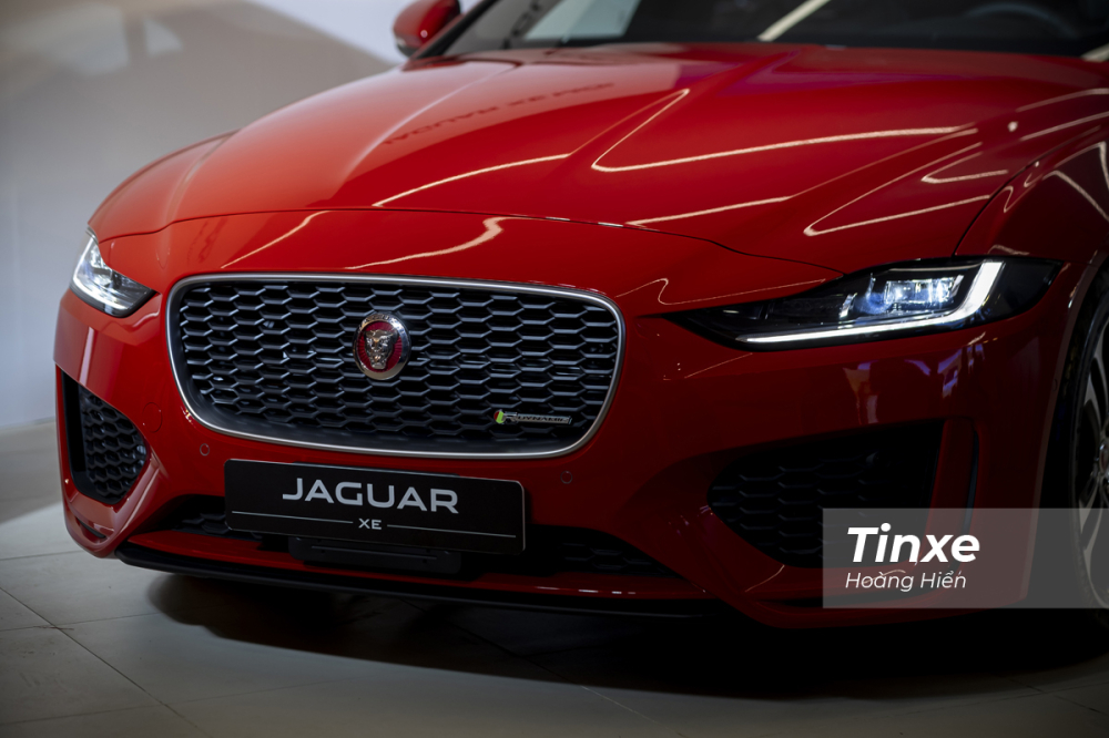 Không thể phủ nhận sự cuốn hút của Jaguar XE 2020 khi nhìn ở phía đầu xe với đèn chiêu sáng full-LED, lưới tản nhiệt cỡ lớn 3D và hốc gió tái thiết kế thể thao hơn. Không thể phủ nhận sự cuốn hút của Jaguar XE 2020 khi nhìn ở phía đầu xe với đèn chiêu sáng full-LED, lưới tản nhiệt cỡ lớn 3D và hốc gió tái thiết kế thể thao hơn.