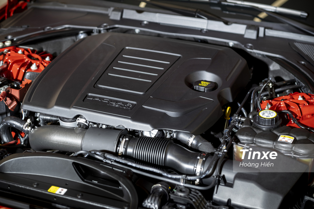 Động cơ Ingenium tăng áp dung tích 2.0L của Jaguar XE 2020 hiện đang mạnh mẽ nhất phân khúc. Động cơ Ingenium tăng áp dung tích 2.0L của Jaguar XE 2020 hiện đang mạnh mẽ nhất phân khúc.