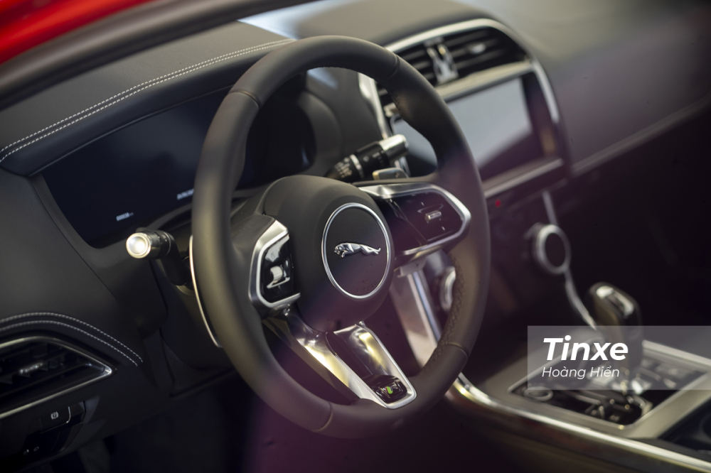 Vô-lăng 3 chấu thể thao của Jaguar XE 2020. Vô-lăng 3 chấu thể thao của Jaguar XE 2020.