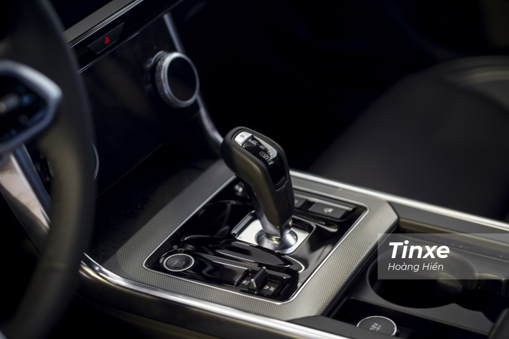Cần số điện tử thay thế dạng núm xoay truyền thống trước đây trên Jaguar XE 2020. Cần số điện tử thay thế dạng núm xoay truyền thống trước đây trên Jaguar XE 2020.