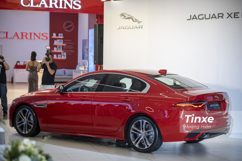 Nhìn từ phía sau, Jaguar XE 2020 có phần đuôi xe hơi ngắn nên tạo cảm giác đầu xe vươn dài về phía trước. Nhìn từ phía sau, Jaguar XE 2020 có phần đuôi xe hơi ngắn nên tạo cảm giác đầu xe vươn dài về phía trước.