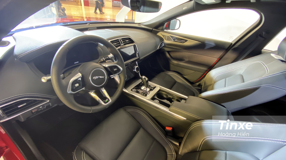 Nội thất đơn giản nhưng tinh tế và mang hơi hướng thể thao của Jaguar XE 2020. Nội thất đơn giản nhưng tinh tế và mang hơi hướng thể thao của Jaguar XE 2020.
