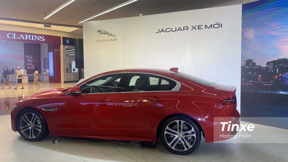 Nếu nhìn ngang, Jaguar XE 2020 có kiểu dáng thể thao và thời trang khá nổi bật nếu so sánh với các đối thủ cùng phân khúc. Nếu nhìn ngang, Jaguar XE 2020 có kiểu dáng thể thao và thời trang khá nổi bật nếu so sánh với các đối thủ cùng phân khúc.