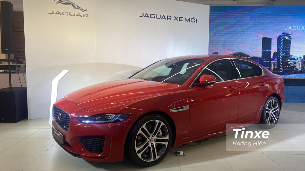 Jaguar XE 2020 mang dáng vẻ thời trang, cá tính và thể thao. Jaguar XE 2020 mang dáng vẻ thời trang, cá tính và thể thao.