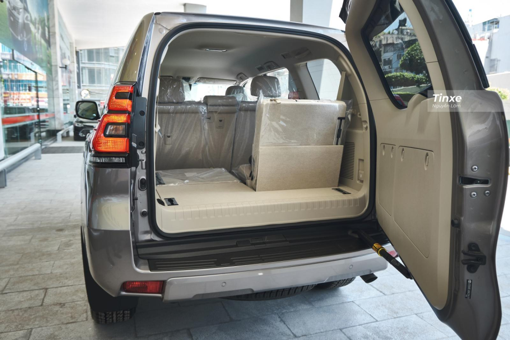 Kh&aacute;c với người anh Land Cruiser, cốp của Land Cruiser Prado lại mở ngang bằng tay nhưng c&oacute; thanh thủy lực hỗ trợ n&ecirc;n thao t&aacute;c kh&aacute;c nhẹ nh&agrave;ng