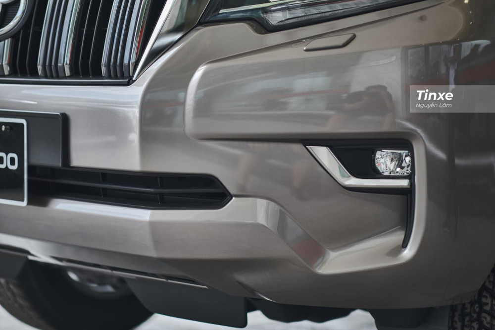 Ph&iacute;a b&ecirc;n dưới, đ&egrave;n sương m&ugrave; được đặt trong hốc tam gi&aacute;c với viền mạ cr&ocirc;m trang tr&iacute;, gần với đ&oacute; l&agrave; cản trước c&oacute; thiết kế d&agrave;y dặn, tạo cảm gi&aacute;c &ldquo;uy t&iacute;n&rdquo; khi vượt địa h&igrave;nh