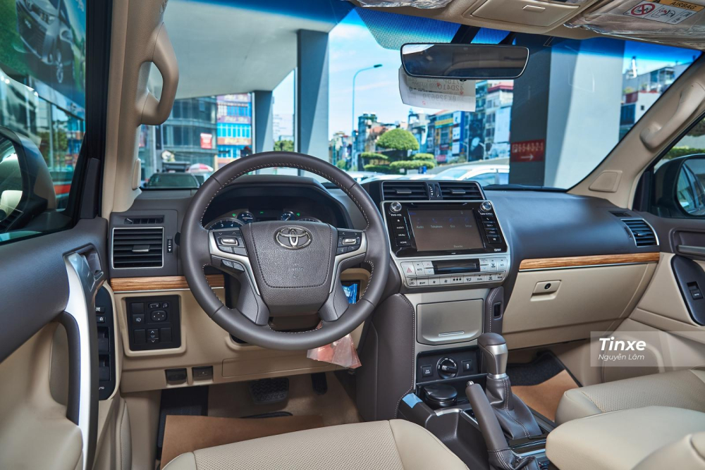 Tổng thể nội thất của Toyota Land Cruiser 2020 kh&ocirc;ng c&oacute; g&igrave; thay đổi