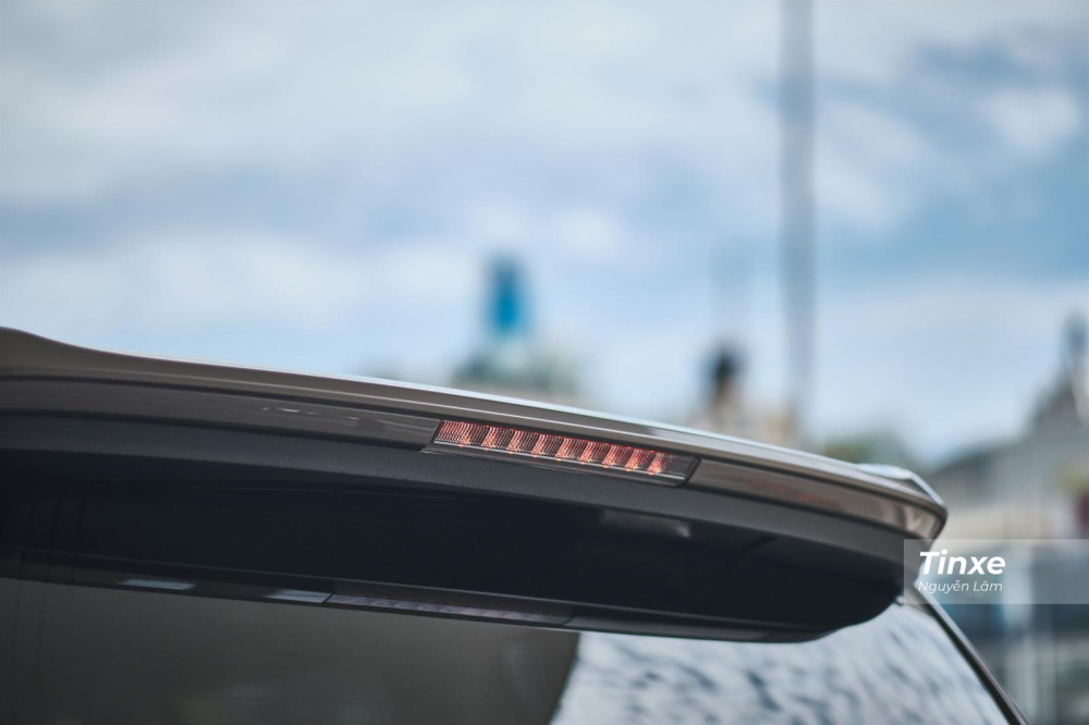 Đ&egrave;n phanh tr&ecirc;n cao