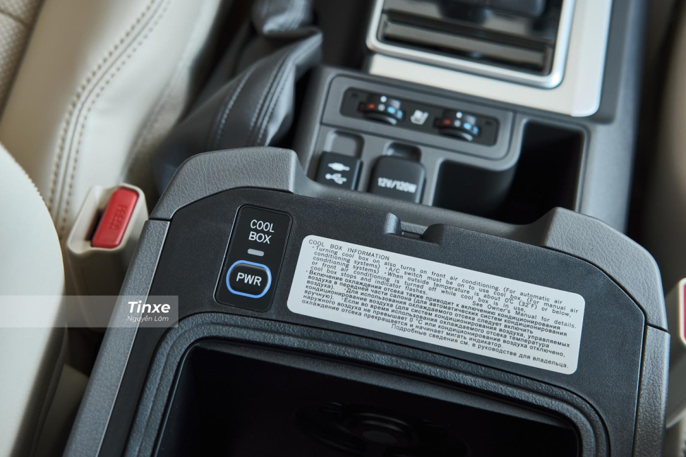 Ngo&agrave;i ra, b&ecirc;n dưới bệ t&igrave; tay trung t&acirc;m ở h&agrave;ng ghế đầu c&oacute; một ngăn l&agrave;m m&aacute;t