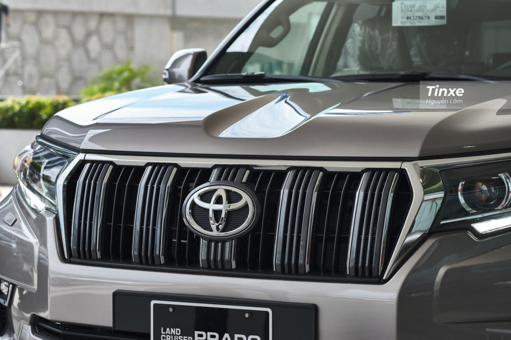 Lưới tản nhiệt cỡ lớn với 5 thanh nan d&agrave;y đặt dọc tr&ocirc;ng bắt mắt hơn kiểu d&aacute;ng của đ&agrave;n anh Land Cruiser, logo Toyota nằm ch&iacute;nh giữa với c&aacute;c chi tiết dạng lỗ b&ecirc;n trong tăng th&ecirc;m t&iacute;nh khỏe khoắn