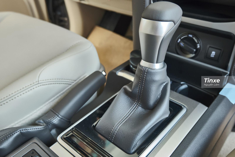 Cần số được bọc da với một số chi tiết sơn kim loại, ph&iacute;a trước đ&oacute; l&agrave; 2 hộc đựng cốc