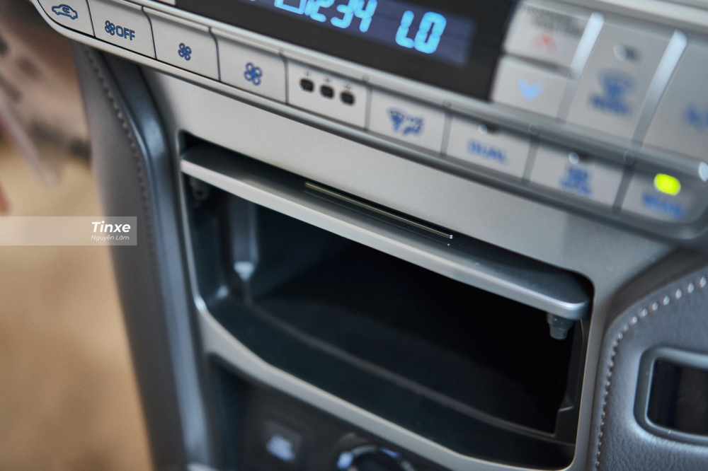 B&ecirc;n dưới bảng điều khiển trung t&acirc;m l&agrave; một hộc chứa đồ nhỏ