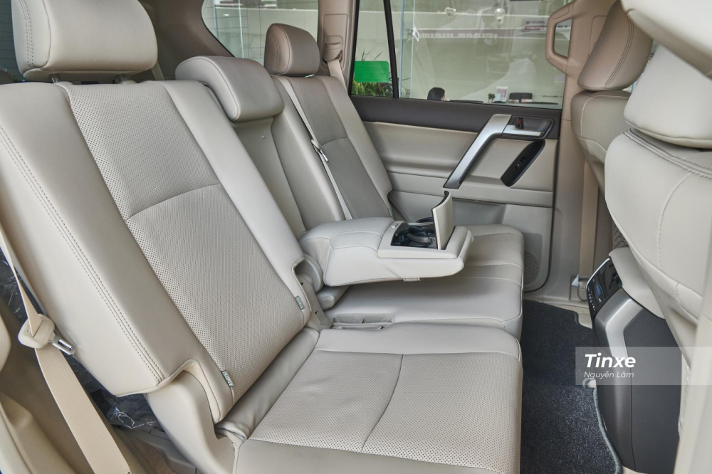 H&agrave;ng ghế thứ 2 chỉnh tay, c&oacute; bệ t&igrave; tay trung t&acirc;m