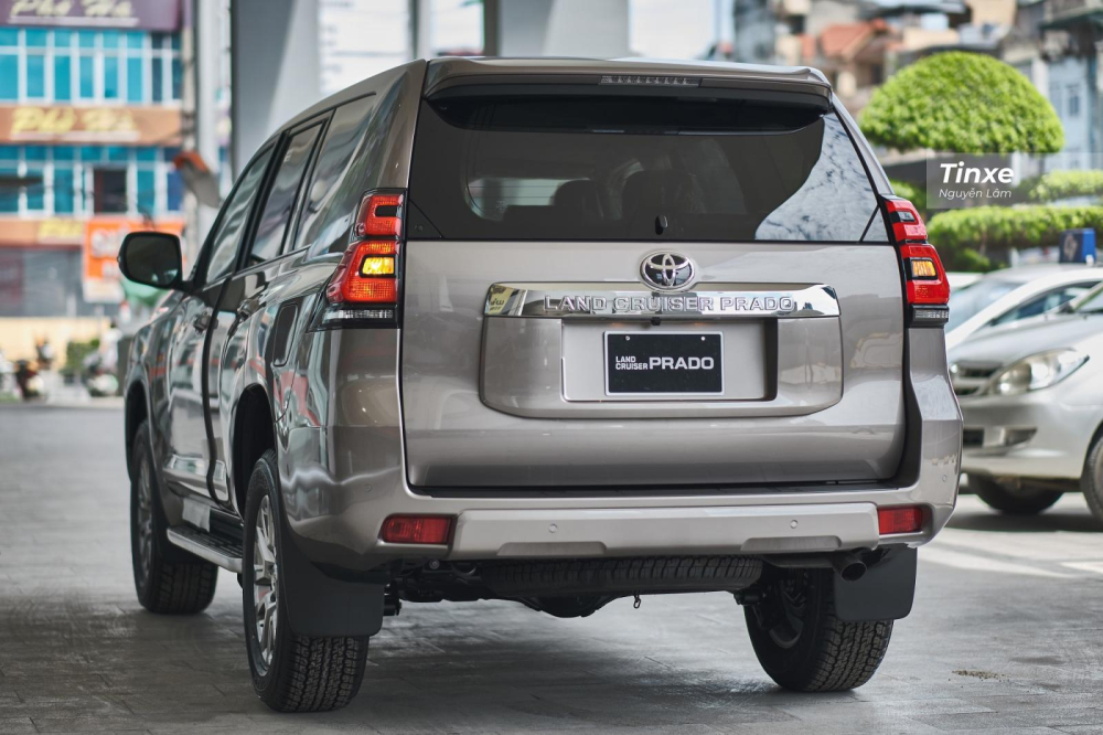 Đu&ocirc;i xe c&oacute; thiết kế g&oacute;c cạnh với thanh nan mạ cr&ocirc;m khắc &ldquo;Land Cruiser Prado&rdquo; nằm tr&ecirc;n cốp sau, cản sau cũng c&oacute; thiết kế d&agrave;y dặn tương tự như cản trước