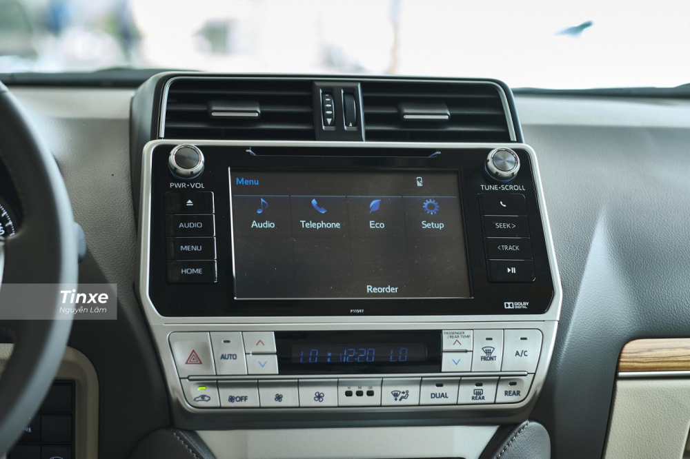 M&agrave;n h&igrave;nh giải tr&iacute; 7 inch sắc n&eacute;t đặt liền với bảng điều khiển trung t&acirc;m, đ&aacute;ng tiếc chưa c&oacute; hỗ trợ kết nối Apple CarPlay hay Android Auto, hệ thống &acirc;m thanh gồm c&oacute; đầu DVD v&agrave; 9 loa thường
