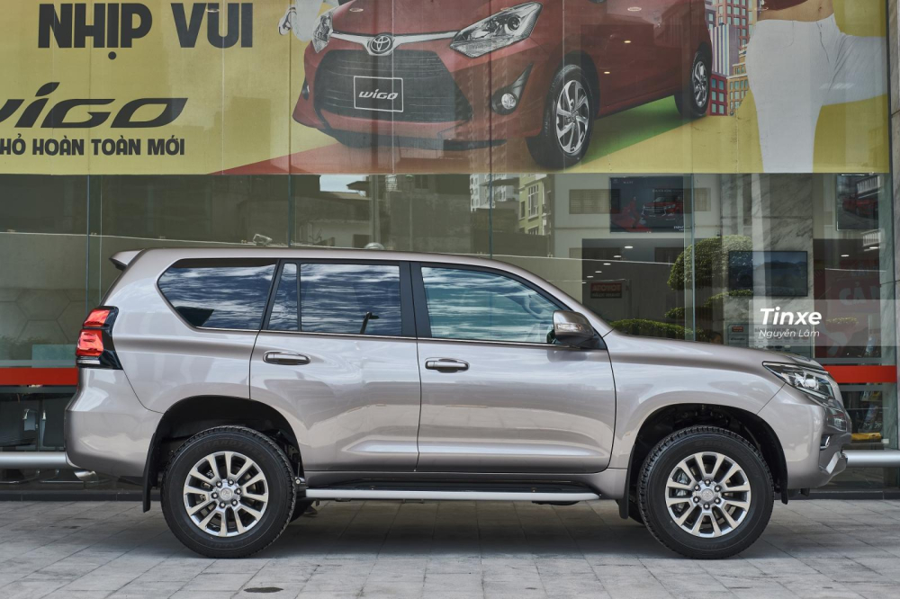 Th&acirc;n xe cũng c&oacute; nhiều đường g&acirc;n thể hiện sự cơ bắp, bậc l&ecirc;n xuống d&agrave;y dặn cần thiết gi&uacute;p người d&ugrave;ng dễ d&agrave;ng vượt qua 215 mm khoảng s&aacute;ng gầm